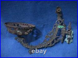 Cast IRON Wall BRACKET Antique Lp. PARTS Victorian ORNATE Design (bla4)
