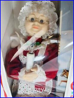 NEW! VTG 1992 Motionettes of Christmas Animated Santa & Mrs Claus Lamp Post Set