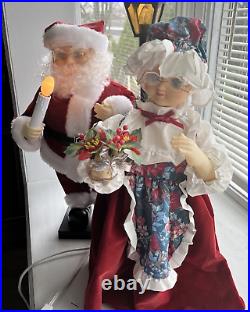 Vintage Christmas Animated & Lighted Santa & Mrs Claus with Lighted Lamp Post