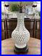 Vtg_White_Blanc_De_Chine_Pierced_Vase_Jar_Table_Lamp_With_Wood_Fittings_01_ih