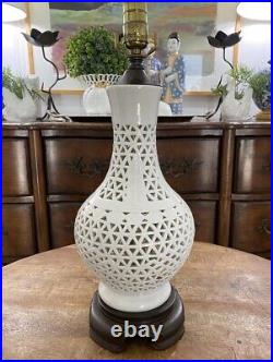 Vtg White Blanc De Chine Pierced Vase Jar Table Lamp With Wood Fittings