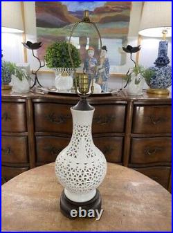 Vtg White Blanc De Chine Pierced Vase Jar Table Lamp With Wood Fittings