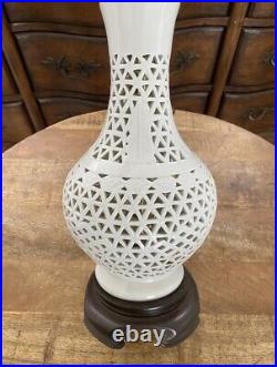 Vtg White Blanc De Chine Pierced Vase Jar Table Lamp With Wood Fittings